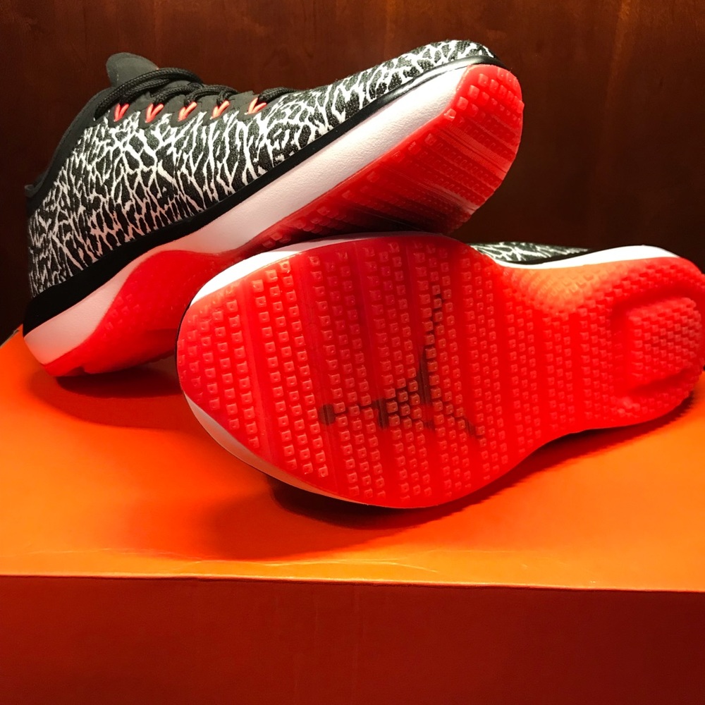 NIKE JORDAN TRAINER BRAND NEW - NO BOX - SZ 8 -